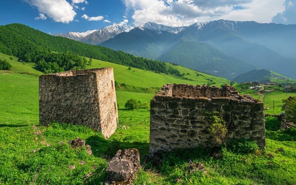 Башенный комплекс Бейни у подножия горы Маьт-Лоам. Он включает в себя полуруинированные или сильно поврежденные позднесредневековые одну полубоевую и 8 жилых башен с различными пристройками и каменными оборонительными стенами. Каждая башня входила в отдельный комплекс сооружений. Жилые башни с пристройками и стенами были сгруппированы по фамильным кварталам.

На стенах и дверных проемах у двух жилых башен можно видеть линейные петроглифы и тамги (кресты, триквестры, фигурки людей и пр.).

На северной окраине поселка Бейни, в обрывистых склонах горы Маьт-Лоам, расположены 4 малодоступных скальных убежища позднего средневековья, обширные пещеры с фасадными южными каменными стенами. Они аккуратно сложены на известковом связующем растворе и покрыты светло-желтой штукатуркой. В стенах устроены небольшие сводчатые дверной и оконные проемы. В этих убежищах во время угрозы вражеского нападения укрывалось небоеспособное население поселка Бейни.

На южной окраине поселка Бейни, на горном склоне, в довоенное время возвышался позднесредневековый храм-святилище Бейни-Сели с прямоугольным основанием и двускатно-ступенчатой крышей.

В эпоху позднего Средневековья башни Бейни предназначались для защиты окружающих селений от вражеских нападений, а также проживания знаменитых в этой местности родов. Традиционно, все башни окружены каменным ограждением. Боевая башня находится на самом верху комплекса и предназначена для его защиты. Согласно источникам, башенный комплекс Бейни был полностью покинут жителями во время выселения ингушского народа в 1944 году. 

В настоящее время башни находятся в наполовину разрушенном состоянии. Комплекс башен Бейни окружают альпийские луга, покрытые шелковой, изумрудной травой, в гуще которой скрываются чистейшие родники, а весной обширные поля зацветают потрясающе красивыми букетами.

История Бейни, основанного примерно в XVI веке, неразрывно связана с кровопролитными войнами тех времен. И хотя основным занятием обитателей этих мест было скотоводство, но всё же, обстоятельства вынуждали их постоянно оттачивать также свои оборонительные навыки. Об этом даже сохранилась легенда, которую из уст в уста пересказывают здешние жители. По народному преданию, некогда на месте с. Бейни было село Иоарх1аче - сорняки и жили тут Г1ам-наькъан - племя ведьм. Г1ам-наькъан отличались жестокостью и коварством.

И не было покоя от них никому. Основное их занятие было грабежи и разбои. Для набегов и ведения войны в условиях гор этот род имел 63 всадника-воина. Г1ам-наькъан уводили скот у соседних племен.

Горцы долго терпели бесчинства людей племени-ведьм. Но пришёл день, когда соседям надоело их коварство, и они решили хитростью искоренить сильный род грабителей. Братья Дзарах, Марзбик, Шовхал из села Фалхан, скрыв истинные свои намерения, пригласили на пир мужчин их рода и отравили.

Только двое мужчин из их рода остались живыми - они в то время были в отъезде. Племя Г1ам-наькъан было сломлено и оставшиеся женщины, и дети покинули эти места.

Так исчезло село Йоарх1аче и со временем на этом месте возник аул Бейни. Старожилы говорят, что село свое новое название получило от убитых Г1ам-наькъан, т.е. от мертвых – «Бейнараш» - Бейни, а рядом лежащее другое село стали называть Кашат1е (Кашиети) - место их захоронения.