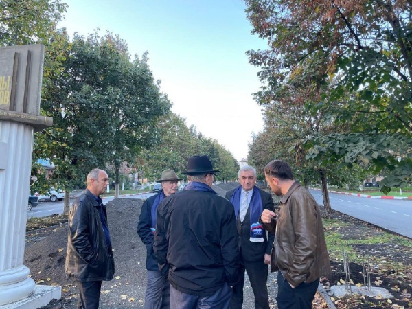 Партдесант «Единой России» провел мониторинг общественной территории по проспекту Базоркина в Назрани.

Член Генерального совета, секретарь местного отделения партии в г. Назрань Юсуп Богатырев совместно с депутатами Городского совета провел инспекционный выезд на общественную территорию, где в настоящее время осуществляется благоустройство в рамках реализации федерального проекта "Городская среда".

На данный момент работа по благоустройству территории продолжается - более 50% брусчатки уложено, подрядчиком заказаны арки и скамейки, поставлен бордюрный камень.

Целью выезда стало ознакомление и контроль за качеством выполнения ремонтных и строительных работ. Визит позволил оценить текущее состояние территории, а также выявить возможные вопросы и необходимость внесения корректив в процесс благоустройства.

Партийцы обсудили с рабочими моменты, касающиеся сроков завершения работ, а также планируемые мероприятия по озеленению и установке архитектурных форм.

«Благоустройство общественных территорий — это важный шаг к созданию комфортной городской среды. Мы должны постоянно контролировать этот процесс и обеспечивать высокое качество выполнения работ»,
 — подчеркнул Богатырев.

В завершение мероприятия представители партии выразили уверенность в том, что благоустроенная территория станет местом притяжения для жителей города и будет способствовать развитию общественных активностей.