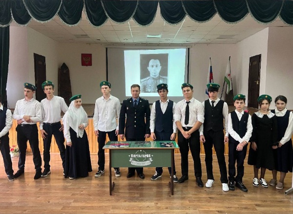 В средней школе имени И.С. Льянова в с.п. Джейрах Республики Ингушетия торжественно открыта «Парта Героя», посвященная пограничнику, участнику Великой Отечественной войны Плиеву Сафарбеку Лорсаевичу.

На парте размещается фотография и биография пограничника, информация о его подвигах. Сидеть за ней могут ученики, имеющие отличную успеваемость и принимающие активное участие в жизни школы.

Напомним, полковник Плиев С. Л. родился 8 ноября 1919 г. в селе Плиево Назрановского района Чечено-Ингушской АССР. 22 июня 1941 года застава под командованием лейтенанта Плиева С.Л. одной из первых приняла удар гитлеровских захватчиков. Он прошёл всю войну, участвовал в Курской битве и многих других славных сражениях.

День Победы 9 мая 1945 года Сафарбек Лорсаевич встретил в должности командира батальона, за время войны стал кавалером двух орденов Боевого Красного Знамени, двух орденов Красной Звезды, ордена Отечественной войны I степени, награждён медалью «За боевые заслуги».