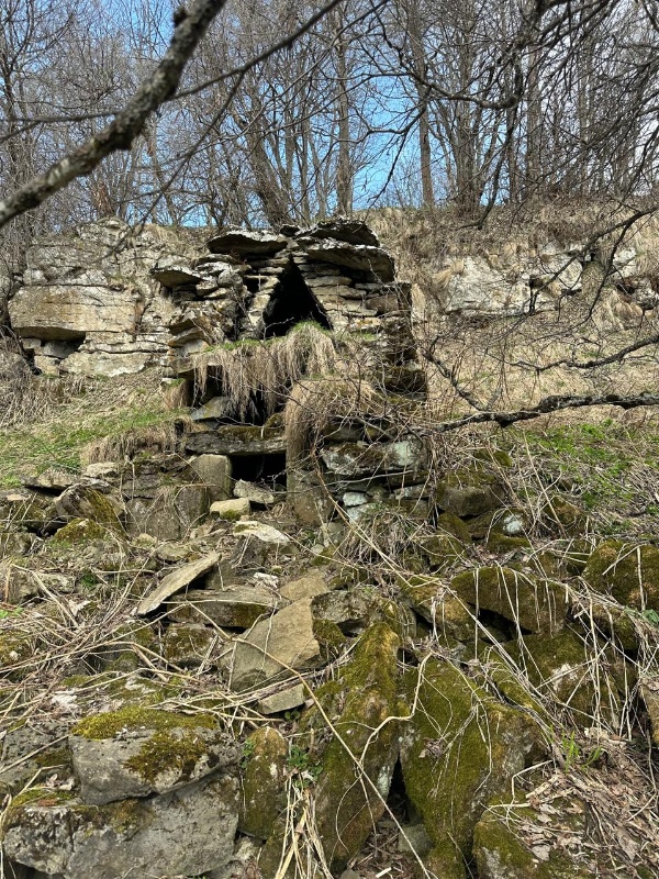 Сотрудники ГБУ «Аргунский музей-заповедник» осуществили плановую выездную экскурсию в Ачхой-Мартановский район Чеченской Республики, с целью ознакомления и изучения объектов культурного наследия, расположенных в селе Чокабух.

Эта поездка стала важным этапом в работе по сохранению и популяризации исторического наследия региона.
В ходе экскурсии сотрудники музея-заповедника особое внимание уделили архитектурным особенностям архитектурных построек и их историческому значению.
Важно отметить, что сохранение исторического наследия является одной из приоритетных задач ГБУ «Аргунский музей-заповедник», и подобные выездные мероприятия позволяют более детально изучить и сохранить уникальные памятники истории и культуры Чеченской Республики.