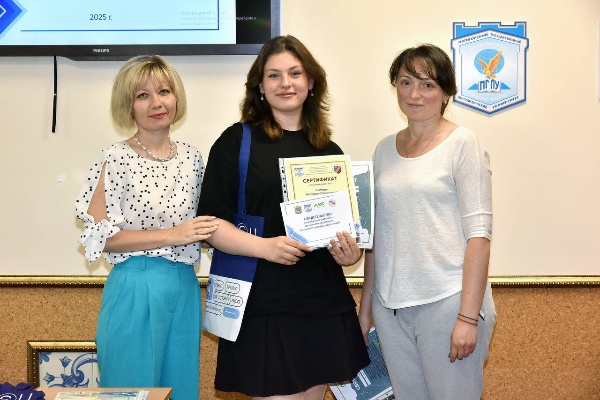 В ПГУ состоялось торжественное вручение свидетельств о получении первой профессии «Ассистент экскурсовода» школьникам. 

Благодаря работе с опытными наставниками-экскурсоводами, учащиеся смогли применить полученные знания на практике и сделать уверенный шаг в мир профессий.