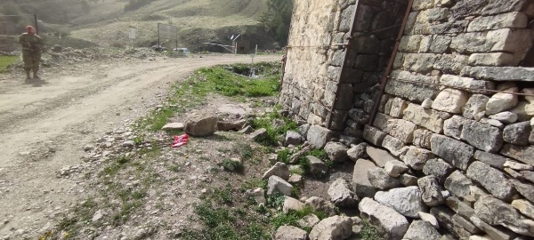 В эти дни, во время очередного обхода, инспектором Джейрахско-Ассинского музея-заповедника на территории башенного комплекса Цори обнаружено, ранее не известное, подземное камерное строение из камня, предположительно, древнего подземного склепа. 

Подземное строение было обнаружено возле двух надземных склеповых усыпальниц, расположенных рядом с проезжей частью. Небольшой лаз прямоугольной формы был прикрыт большим валуном, отодвинув который работник обнаружил входное отверстие подземного каменного склепа, с сохранившимися костными останками внутри.

Напоминаем, что в горной Ингушетии совместно со специалистами АСМ ГРУПП проводятся работы по инвентаризации объектов культурного наследия, для выявления их фактического наличия и обеспечения их сохранности.  

Обнаруженный объект, после проведения соответствующих работ, будет включен в перечень выявленных объектов культурного наследия республики.