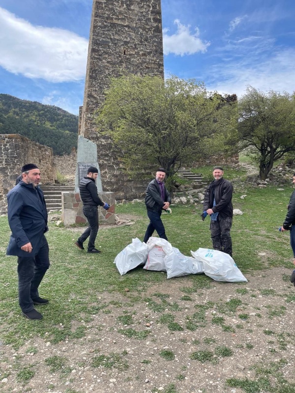 Сегодня, в рамках Всероссийского субботника, сотрудники Джейрахско-Ассинского музея-заповедника и Комитета Государственной охраны объектов культурного наследия провели санитарные мероприятия по очистке прилегающей территории офисного здания в г. Магас, а также был произведён субботник в горной местности. 

Сотрудниками учреждений была произведена обрезка деревьев, проведена работа по борьбе с нежелательной растительностью, собран и вывезен мусор с территорий.

Мы надеемся, что наш небольшой вклад в общее дело по благоустройству и очистке прилегающих территорий, улучшит состояние нашего региона. 