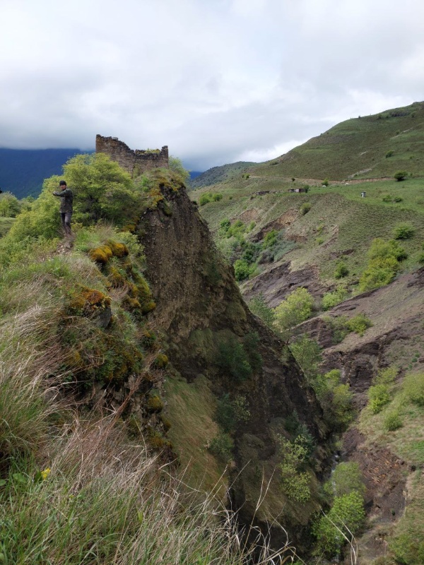 В рамках набирающей обороты Программы по выявлению всех исторических построек на территории Ингушетии специалистами Джейрахского-Ассинского государственного музея-заповедника совместно с реставраторами "АСМ Групп" были обследованы два средневековых комплекса - Нижний и Верхний Гаракх в ущельях Джейрахского района.

В процессе обследования выявлены 1 боевая и 3 полубоевых башни, 27 жилых башен и 7 склепов, 1 каменный родник и 78 стел. Кроме того, обнаружены многочисленные руины, а также циклопические постройки. Практически все объекты находятся в аварийном состоянии.