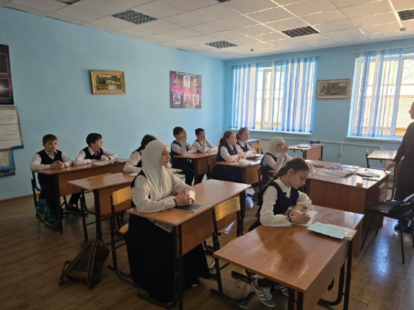 18.03.2025 года работники Дома Культуры с.п. Джейрах совместно с работниками ГБОУ «СОШ - Детский сад с.п. Джейрах имени И. С. Льянова» провели беседу с учащимися 4-7 классов, приуроченную 255-летию единения Ингушетии с Россией.