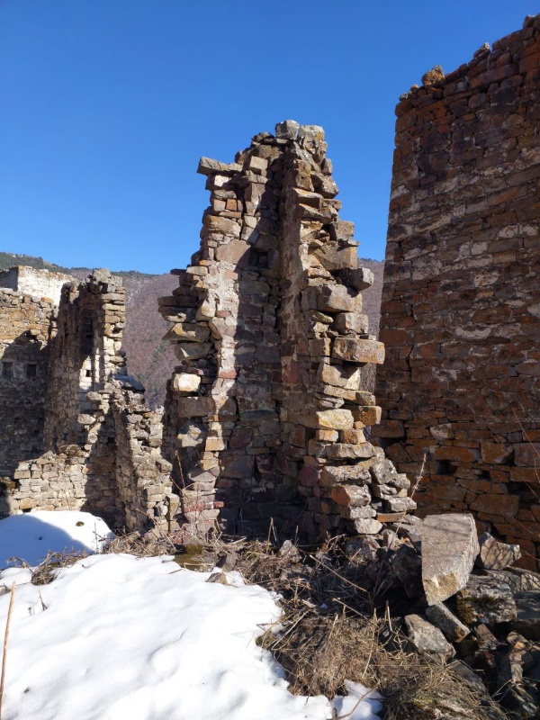 Специалисты "АСМ Групп" провели предварительное исследование "Башенного комплекса "Тарш" в горной Ингушетии. Боевые и жилые башни, а также склепы требуют скорейшей комплексной реставрации. Возможно именно "Тарш" станет одним из ближайших проектов компании.