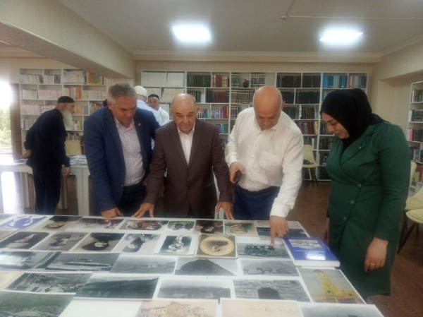 4 июня Руководитель Комитета Государственной охраны объектов культурного наследия Кодзоев Т. У. и сотрудники Джейрахско-Ассинского музея-заповедника приняли участие в фотовыставке исследователя-архивиста Берснако Газикова.

Выставка уникальных фотографий и архивных документов – результат многолетнего кропотливого труда известного краеведа, исследователя-архивиста Берснако Газикова – была развернута на площадке Назрановской городской библиотеки, где были представлены материалы из фондов государственного архива РФ и государственного русского музея Санкт-Петербурга. Несколько сотен фотографий, картин, газетных вырезок, снимков и зарисовок старинных ингушских башен и сельских поселений, выдающихся людей, причастных к основанию ингушской государственности сыграют важную роль в изучении истории ингушского народа, жизни и быта наших предков. 

Исследователь с удовольствием рассказывал о каждой фотографии, причём присутствовавшие слушали его с неподдельным интересом. 

Собравшиеся отметили, что презентация является ценным источником, для всех причастных, позволяющим по-новому взглянуть на историю и культуру ингушского народа.