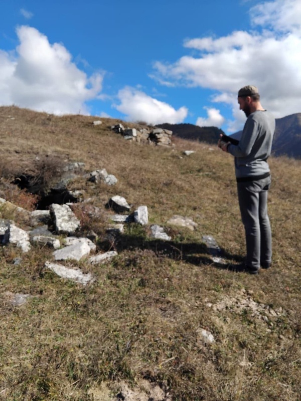 16 октября сотрудники музея-заповедника совершили инспекционную поездку к Шуанскому «Городку мертвых», расположенному в 1,0 км западнее башенного комплекса «Шоан», в местности Мохде.

Масштаб «Шуанкого городка мертвых» (Мохде) впечатляет – это крупнейший в крае и регионе некрополь, состоящий из более 200 подземных и полуподземных коллективных склеповых усыпальниц с останками периода позднего Средневековья.

Они отличаются значительными конструктивными особенностями и разнообразием: полностью погруженные в горный грунт и снаружи заметные по невысоким каменным столбикам и насыпям; с явственной выпуклостью, образованной сводом и невысокой фасадной стенкой с лазом; с подземной камерой, с двускатно-ступенчатой крышей, наполовину выходящей из-под земли.

В плане склепы прямоугольные, а погребальные камеры – часто, с каменными или деревянными полками, небольшими нишами, каменными ящиками, иногда устроенными в боковых стенах, тайниками и иными оригинальными конструктивными деталями.

Некоторые гробницы многокамерные и многоярусные. У ряда усыпальниц задняя стенка образована выступом скалы или выровненного горного склона, а также имеются специальные каменные лежанки для усопших. Крыша у построек чаще двускатная, реже плоская.

Этот уникальный склеповый некрополь стационарно изучался уже с конца XIX века В. Ф. Миллером, В. И. Долбежевым, Л. П. Семеновым, Ё. И. Крупновым, М. X. Катаевым, М. В. Мужухоевым, Д. Ю. Чахкиевым, Е. И. Нарожным, Р. А. Даутовой, X. М. Мамаевым и другими исследователями, в научных трудах которых даются общая и детальная характеристики многим местным гробницам, бытовавшему погребальному обряду, обнаруженным здесь весьма многочисленным и разнообразным находкам (в т. ч. глиняным кувшинам с древнегрузинскими надписями, золотоордынским монетам и т. д.). Результаты новейших научных изысканий позволяют отнести этот могильник в целом ко второй половине XIII—XV вв.

Из отмеченных, 77 могильников состоят на государственном учете, в дальнейшем работа по их включению в перечень выявленных объектов культурного наследия, а затем, после проведения историко-культурной экспертизы, - в единый государственный реестр ОКН РФ  будет продолжена.  