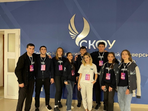 Команда студенческого спортивного клуба ПГУ «Пятигорские орлы» приняла участие во Всероссийском  проекте «УниверЛига ГТО» по СКФО. 

Это масштабное событие объединило лучших студентов-спортсменов округа, которые продемонстрировали впечатляющие результаты. Каждый участник показал не только отличную физическую подготовку, но и командный дух и свои интеллектуальные способности в области спорта. 

Ребята заняли достойное 2 место в многоборье ГТО, уступив всего лишь 8 секунд победителям. И как оказалось, Орлы не только высоко летают, но и хорошо плавают. В этом этапе также забрали серебро. 