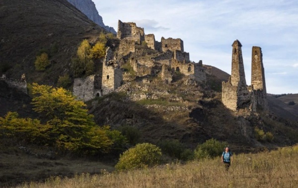 "АСМ Групп" продолжает работы по выявлению неучтенных исторических построек и стел на территории горной Ингушетии и внесению их в создаваемую компанией при полной поддержке Благотворительного фонда "САФМАР" - Единую электронную базу памятников Ингушетии. Постройки, обладающие признаками объектов культурного наследия, также должны быть внесены в Реестр объектов культурного наследия Ингушетии для их юридической и фактической защиты.

Команда "АСМ Групп" закончила работы по выявлению и изучению построек и стел на Башенном комплексе "Лялах". В существующем реестре находятся 50 объектов культурного наследия, включая боевые и жилые башни, склепы, а также 21 каменная стела. Специалисты "АСМ Групп" выявили на комплексе "Лялах" еще 178 исторических памятника, обладающих признаками объектов культурного и археологического наследия, среди которых - башни, склепы, стены и 83 стелы.

"АСМ Групп" направило в Комитет по охране объектов культурного наследия Ингушетии 178 заявлений о включении выявленных объектов в Реестр вновь выявленных объектов культурного наследия Ингушетии. Надеемся, что в течение 90 рабочих дней еще 178 объектов юридически станут выявленными объектами Российской Федерации и займут свое достойное место среди других уникальных памятников страны. "АСМ Групп" готово оказать всю дополнительную необходимую помощь, чтобы юридически защитить башни, склепы и стелы Башенного комплекса "Лялах".