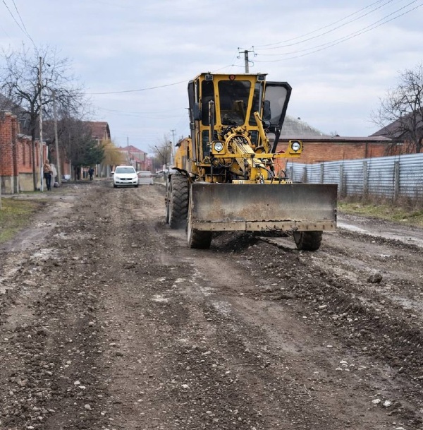 В Экажево продолжается обновление дорожной инфраструктуры

В сельском поселении Экажево ведутся работы по ремонту автомобильных дорог. В настоящее время обновляется дорожное полотно на улицах Арсаноева, Толдиева и Костоева.

Общая протяжённость ремонтируемых участков составляет порядка 2 километров.

Работы проводятся с соблюдением установленных норм и стандартов качества и находятся на контроле профильных служб.