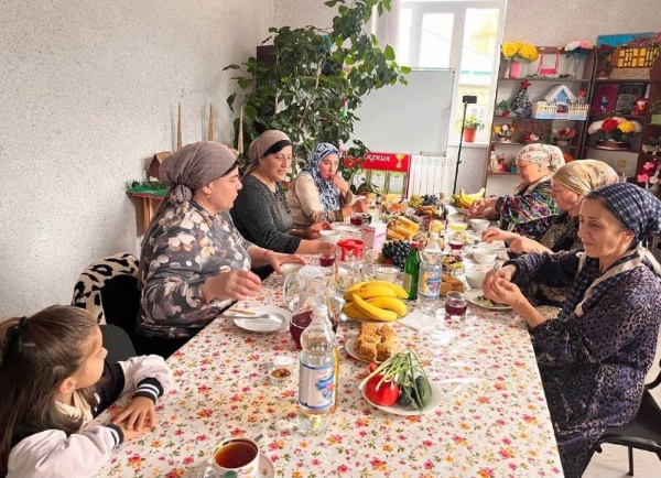 В 2024 году работники Дома культуры провели не одно мероприятие, приуроченное к Году семьи. 26 сентября прошло очередное мероприятие на тему «Семейные ценности ингушского народа».

Семейные ценности – это обычаи и традиции, передаваемые из поколения в поколение. Одной из таких ценностей является традиция гостеприимства ингушей, чем наш народ славится испокон веков. С принятием Ислама это гостеприимство стало частью религиозных праздников и обрядов, одним из которых является мусульманский обряд мовлат, посвященный празднованию дня рождения досточтимого Пророка Мухаммада, отмечаемого в месяц Раби-уль-Авваль по лунному мусульманскому календарю.

Не изменяя традициям семейного застолья и гостеприимства ингушского народа, коллектив ДК решил присоединиться к этому празднеству и совместить 26 сентября мовлид, пригласив старейшин села, и вечер отдыха для коллективов ДК и школы.
