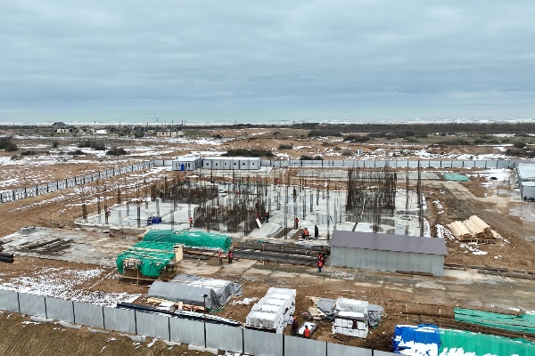 Базовые объекты курорта «Каспийский прибрежный кластер» появятся в 2027 году.

Сейчас подрядчики выполняют геодезические работы и формируют рабочую документацию, закупают материалы. Об этом сообщил заместитель гендиректора Кавказ.РФ Владимир Лапухин на выездном совещании на территории будущего курорта.

В обустроенном в конце прошлого года штабе прошли совещания с руководством профильного министерства, ресурсоснабжающими организациями и представителями подрядных организаций.

В активной фазе строительства находится смысловое ядро курорта – четырехэтажный многофункциональный центр площадью 7,5 тысяч кв. м. Выполнены земляные работы, завершено бетонирование фундаментной плиты в объеме 1663 м3, проводится устройство гидроизоляции фундаментной плиты, армирование колонн и стен первого этажа, кроме того ведутся подготовительные работы перед заливкой бетона первого этажа.

Следующие в очереди объекты – это автомобильные дороги и парковка на территории курорта, инженерные сети и благоустройство территории.

По проекту будет построено 15,5 км автомобильных дорог. На данный момент выполнены геодезические работы, идет разработка рабочей документации. К лету команда выходит в активную фазу строительства.

Подрядчик по строительству инженерных сетей приступил к геодезии, заключил договор на разработку рабочей документации, проводит закупку материалов для выполнения подготовительных работ. Основной этап строительства инженерных сетей по графику продлится до декабря 2027 года.

В аналогичной стадии и подрядчик по благоустройству территории кластера. Этот этап работ войдет в активную фазу во втором полугодии 2026, завершится к концу 2027.

Надземная многоуровневая парковка на 693 машиноместа для легковых автомобилей будет построена в 2027 году, в настоящий момент идет разработка рабочей документации.

Каспийский прибрежный кластер в Дагестане создается по поручению Президента РФ и является частью масштабного президентского проекта «Пять морей и озеро Байкал». Это совместный проект правительства Республики Дагестан и Кавказ.РФ при координации Минэкономразвития России.