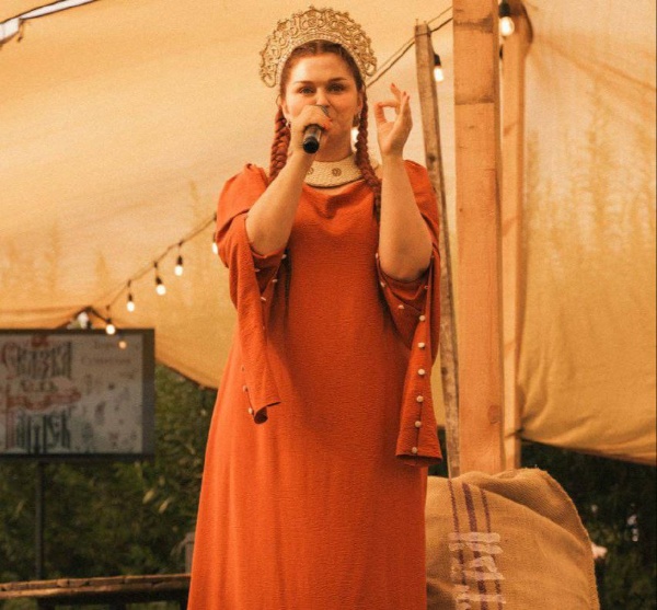 Доцент ПГУ Дарья Суховская выступила спикером на крупнейшем фольклорном фестивале России «Жатва» в Воронеже.

Фестиваль «Жатва» – масштабная культурная платформа, объединяющая исследователей, художников, музыкантов и мастеров народного творчества. Именно здесь формируется современная повестка в сфере сохранения нематериального культурного наследия и создаются новые смыслы для развития традиций.

В своей лекции Дарья Суховская представила научное осмысление символики и архетипики русских сказок и былин, показав, как сквозь образы и метафоры народного творчества передаются культурные коды и формируется национальная идентичность.

Участие Дарьи Суховской в «Жатве» – весомое подтверждение научного и культурного авторитета ПГУ, чьи преподаватели сегодня формируют интеллектуальную повестку не только на региональном, но и на всероссийском уровне.