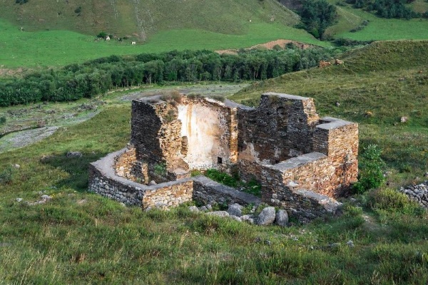 Марзаганов Руслан – основатель технопарков «Алби», член комитета Торгово-промышленной палаты РФ в сфере строительства, ученый и специалист в области научной реставрации, встретился с руководителем комитета государственной охраны объектов культурного наследия Ингушетии Кодзоевым Тимерланом Умаровичем, а также с и.о. директора Джейрахско-Ассинского музея-заповедника  Сампиевым Ахмедханом Алихановичем и проявил инициативу по сохранению храма «Альби-Ерды» от разрушений туристами, местными жителями, домашним скотом и пр. на средства благотворительного фонда «Алби».

Храм - святилище «Альби-Ерды», возрастом более 1000 лет, расположен на левом берегу реки «Асса», из которого по предположению историков произошли более четверти всего рода Ингушей. После согласования проекта вокруг исторического объекта возведут металлическую ограду, общей протяженностью около 200 метров. Эта мера, равно как и установка системы видеофиксации нарушений позволит предотвратить разрушения храма и положит начало работам по восстановлению. 

Данные мероприятия предпринимаются в целях защиты и сохранения объекта культурного наследия Республики Ингушетия.