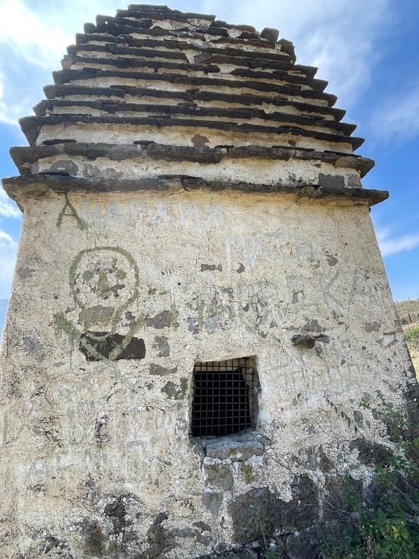 Сегодняшний материал мы хотим посвятить такому малоприятному явлению, как вандализм в горах. Под вандализмом понимают акты разрушительного поведения человека, в ходе которого уничтожаются или оскверняются предметы искусства, культуры.

К большому сожалению приходится констатировать, что сотрудниками музея-заповедника неоднократно фиксируются случаи вандализма в горной местности.

Несмотря на то что, мы в своей работе неоднократно напоминаем посетителям горной местности о хрупкости памятников, о том, что мы своими противоправными действиями наносим памятникам непоправимый ущерб, многие упрямо игнорируют замечания и взбираются на некоторые объекты, которые и так находятся под угрозой обрушения, наносят на них надписи, разводят костры в неположенном месте, оставляют за собой мусор и т.д.

Мы, в рамках своей работы, проводили ознакомительные беседы с учащимися СОШ республики, рассказывали про правила посещения горной местности, о необходимости соблюдения чистоты и порядка на территории памятников, но мы и предположить не могли, что есть необходимость объяснять такие вещи взрослым людям.

Памятники истории и культуры – это память наших предков, это наша историческая родина, это, наконец, достояние всего ингушского народа, поэтому у нас нет морального права не только на ее уничтожение, осквернение, у нас нет права даже на ее забвение.

Поэтому, пользуясь случаем, как мы осуждаем тех, кто оскверняет память предков, мы также благодарим всех, кто осознанно относится к памятникам старины, всех, кто, проявляя активную гражданскую позицию, проводят субботники в горной местности, занимаются вырубкой нежелательной растительности и приводит за собой в надлежащее санитарное состояние территорию заповедника.

Как мы неоднократно говорили, памятники истории и культуры находятся под охраной государства. Лица, причинившие вред объекту культурного наследия, несут в соответствии с законодательством РФ уголовную, административную и иную ответственность.

Хочется также напомнить некоторым правонарушителям, что помимо установленных камер видеонаблюдения, многие комплексы защищены «фотоловушками», которые дают безошибочную возможность их распознавания.

В связи с этим, в рамках своей работы, мы предупреждаем, что фотографии следующих нарушителей на огромном баннере, мы будем вывешивать при въезде в Джейрахский район, а также будем их размещать на своем телеграм-канале и на официальном сайте учреждения, и у них будет уникальная возможность «прославить» себя на всю республику.
