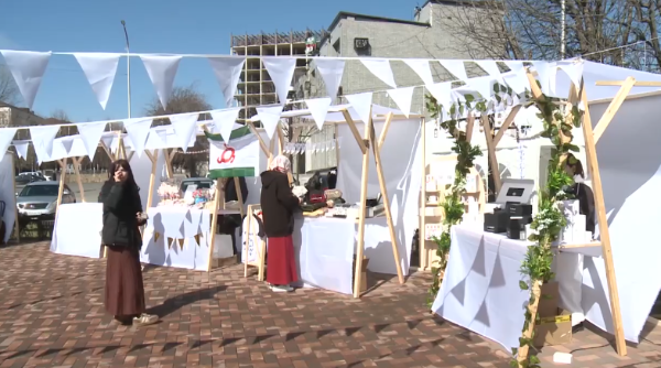 В Назрани проходит выставочная ярмарка, приуроченная к священному месяцу Рамадан.

На центральной площади города развернулись торговые ряды с продукцией местных мастеров и производителей. Жители и гости могут приобрести сладости, изделия народных промыслов, гончарную посуду, украшения и предметы быта ручной работы.

Активное участие в ярмарке принимают представители Ассоциации ремесленников Ингушетии, а также мастера из соседних регионов. Многие изделия выполнены вручную и отличаются национальным колоритом.

Ярмарка проходит с 8 марта и сегодня её заключительный день. Жители и гости города могут посетить площадку, познакомиться с работами мастеров и провести время в атмосфере священного месяца Рамадан.