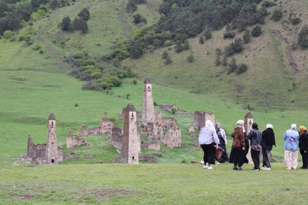 Комитет по туризму Республики Ингушетия организовал экскурсию в горную Ингушетию для преподавателей коррекционной школы. Это люди, чья работа требует невероятного терпения, душевных сил и полной самоотдачи. Каждый день они вкладывают сердце и заботу в воспитание и обучение особенных детей, и потому особенно нуждаются в поддержке и передышке.

Экскурсия стала возможностью для отдыха, вдохновения и новых впечатлений. Преподавателям показали древние башенные комплексы и живописные панорамы родного края. Они узнали много нового о культуре и истории Ингушетии, получили массу положительных эмоций и заряд энергии.