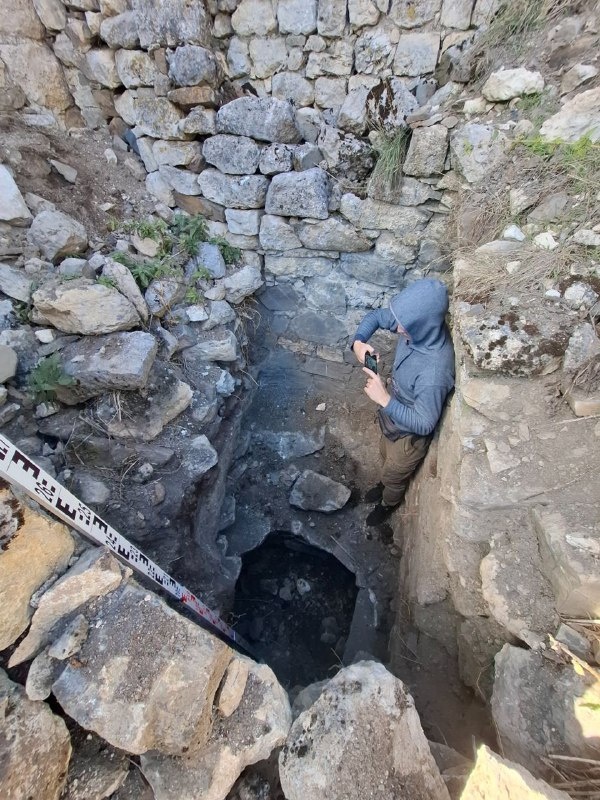 Любая исследовательская работа на старых зданиях - объектах культурного наследия, начинается в том числе с постановки строительных разведывательных шурфов,г позволяющих после их постановки оценить состояние конструкций объекта, находящихся под землей. Иногда глубина шурфов достигает нескольких метров. Например, при исследовании здания Эрмитажного театра в Петербурге, шурфы достигли отметки 7 метров в глубину, для чего пришлось устанавливать временные ограждающие конструкции, чтобы не осыпался грунт. 

При исследовании одного из башенных комплексов Ингушетии (на фото) глубина шурфов достигла отметки почти в 5 метров. Если кто-то до сих пор считает, что работа "АСМ Групп" исключительно офисная работа, так сказать "белые воротнички", то он глубоко ошибается, не понимая сколько труда в любых погодных условиях стоит правильно определить и поставить шурфы, наиболее полноценно раскрывающие исторические конструкции объекта, скрытые землей.