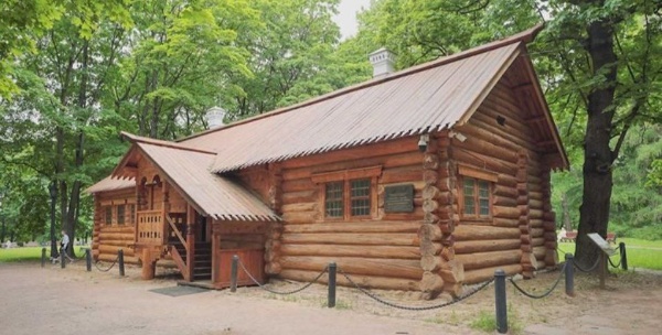 В Коломенском завершилась реставрация единственного в Москве мемориального музея, посвященного царю-реформатору.

В 1702 году его построили русские плотники и голландские корабельные мастера в устье Северной Двины. В 1877 году он был перенесен в Архангельск, а в 1934 - в Коломенское. Сейчас здесь представлена новая постоянная экспозиция "Петр Первый: рождение морской державы".