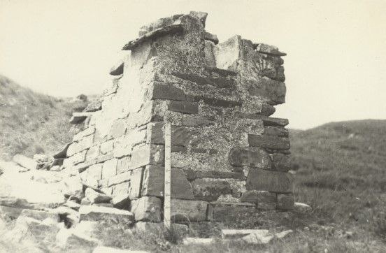 Институт археологии Российской академии наук передал историкам "АСМ Групп" уникальные фотографии из археологического отчета М.Б.Мужухоева 1975 года, запечатлевшие святилище Ауше-сел и отпечаток ладони мастера на одной из стен.