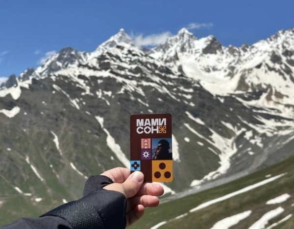 Мамисон празднует свою первую годовщину.

14 марта горнолыжному курорту «Мамисон» исполнился один год. За этот короткий срок проект института развития Кавказ.РФ успел прожить жизнь, на которую у многих проектов уходят годы: от первого спуска до более чем 65 тысяч гостей.

«Мамисон» сразу показал характер: своевольная горная погода, широкие трассы, фестивали, съёмки для обложек глянца, масштабное световое шоу, которое на один вечер превратило горный склон в большую сцену. Среди гостей — не только горнолыжники и любители горных прогулок. За первый год «Мамисон» стал пространством для культурных событий, объединив самую разную аудиторию.

«Главная задача, которую удалось решить, — сделать курорт всесезонным. Мы создали современную инфраструктуру, построили канатку отечественного производства и продумали, как привлечь самых разных гостей: семьи с детьми, любителей активного отдыха, деятелей искусства и тех, кто приезжает в горы за тишиной. Программа событий расписана на весь год — от спорта до культурных проектов», — отметил генеральный директор Кавказ.РФ Андрей Юмшанов.

Сегодня зимний «Мамисон» — это 19 километров горнолыжных трасс. Здесь можно провести день на склоне, а вечером заглянуть в «Мастерскую медленной жизни» — место для общения, творчества и встреч с мастерами среди гор. Гости могут выбрать один из трёх форматов размещения: доломитовые домики «Байрай, Мамисон», капсульные коттеджи AstroBase или отель «Калак», расположенный всего в двух минутах от канатной дороги. Общая вместимость курорта — 200 мест.

Летом Мамисон превращается в идеальное место для долгих прогулок и открытий: 15 километров видовых экотроп, склоны с подснежниками и рододендронами, палаточный лагерь и старинные селения вокруг. В первый год летом здесь прошли арт-фестиваль, фестиваль тропостроения, концерт камерного оркестра на высоте 2950 метров и высокогорный трейл.

Проект также получил несколько профессиональных наград: всероссийскую инвестиционную премию «Вершина» за развитие туризма, национальную премию «Горы России» в номинации «Открытие года», премию «Серебряный Лучник» в номинации «Креативные индустрии» и награду Ski Business Awards за «Лучшее продвижение».

В этом году гостей ждёт насыщенная программа: арт-фестиваль, кинофестиваль, спортивные мероприятия. В ближайших планах — открытие выставочного пространства современного искусства и участие с крупным стендом-прототипом на Кавказском инвестиционном форуме.