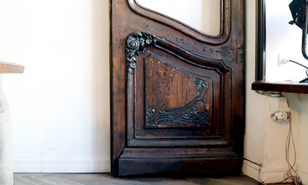 Дом Бака в Санкт-Петербурге вернул себе дореволюционные двери.

В доме 24 по Кирочной улице по инициативе и стараниями самих жильцов восстановлены исторические двери в парадных подъездах. 

История с восстановлением началась в 2017 году, когда жильцам дома стало известно, что несколько дверей из парадных оказались в кафе «Рубинштейн» — там их использовали для оформления интерьеров. Из доходного дома, построенного в начале XX века архитектором Юлианом Баком, они пропали еще в конце 1990-х: коммунальные службы тогда заменили деревянные двери на железные. 

К моменту, когда две пары исторических дверей нашлись, жильцы дома уже создали сообщество в соцсетях, занимавшееся проектом по возвращению зданию исторического облика.

Каждая парадная дверь — это целый комплекс объектов: две пары деревянных дверей, тамбур между ними с керамической плиткой на полу, деревянными дверями по бокам тамбура и системой его отопления. Сохранившиеся исторические двери отреставрировали, по их образцам воссоздали недостающие две пары, отреставрировали верхние застекленные фрамуги над дверями, напольное покрытие, воссоздали по имеющимся фотографиям ручки дверей.

И вот теперь, спустя почти семь лет посла начала этой эпопеи, две пары исторических и две пары воссозданных по их образцам дверей заняли в двух парадных подъездах свое изначальное место.