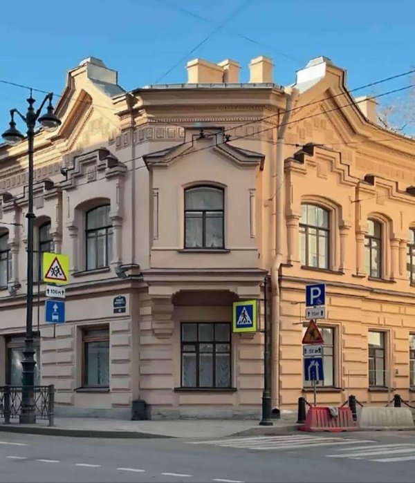 КГИОП Санкт-Петербурга признал объектом культурного наследия регионального значения Особняк Андрея Васильева на Большом проспекте Петроградской стороны между Колпинской и Стрельнинской улицами.

Здание построено в 1878-1879 годах по проекту арх. Владимира Шаламова. В 1914 году по проекту арх. Василия Шауба выполнена перепланировка особняка для устройства "большого синематографа". В 1915 году в здании открылся театр миниатюр "Трокадеро", где шли показы кинофильмов и дивертисменты. С 1959 года здание занимает детская музыкальная школа.