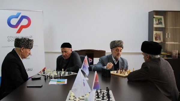 В ЦОСП Джейрахского района и города Назрани провели шахматный турнир.

Мероприятие провели для активного досуга старшего поколения с целью развития мышления и социальной связи среди сверстников.

Формат оказался свободным, участники отметили радность от участия и общения.

Победил Махмуд Оздоев; второе место занял Исраил Гандалоев; третье — Туган Мальсагов.

Организатором выступил Центр общения старшего поколения Джейрахского района и города Назрани.

Турнир включал шахматы и шашки и стал частью более широкой цели — поддержать активное участие подрастающего поколения и укрепить их социальные связи.