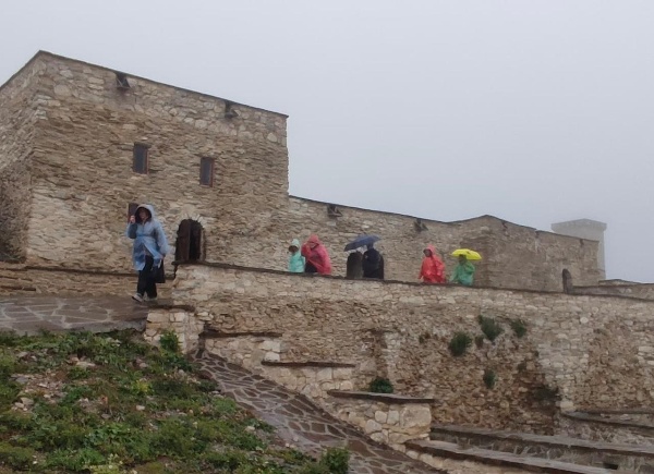 В рамках туристической программы была проведена экскурсия для группы туристов в одно из самых самобытных и исторически значимых мест Чеченской Республики — селение Хой.

Участники посетили древний башенный комплекс, познакомились с архитектурными особенностями и историей поселения. Гости также осмотрели смотровые площадки, откуда открываются живописные виды на горные долины, и узнали больше о культурном наследии горных народов.