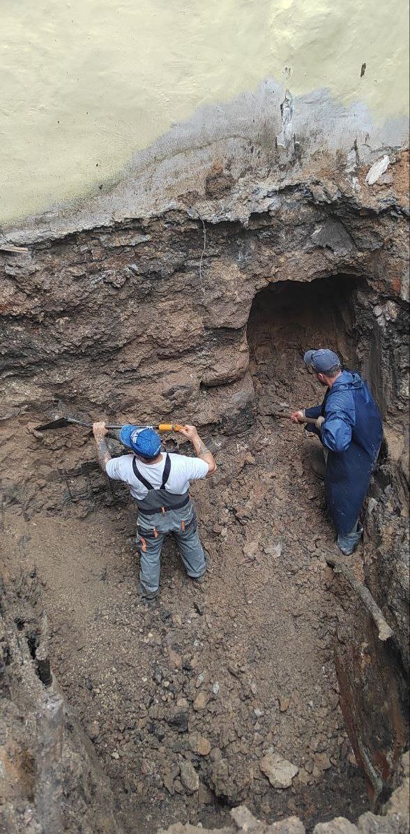 Продолжаются реставрационные работы по проекту "АСМ Групп" на объекте культурного наследия федерального значения "Лазаревская церковь" на территории Псково-Печерского монастыря.

Руководство работами - АНО "Возрождение".