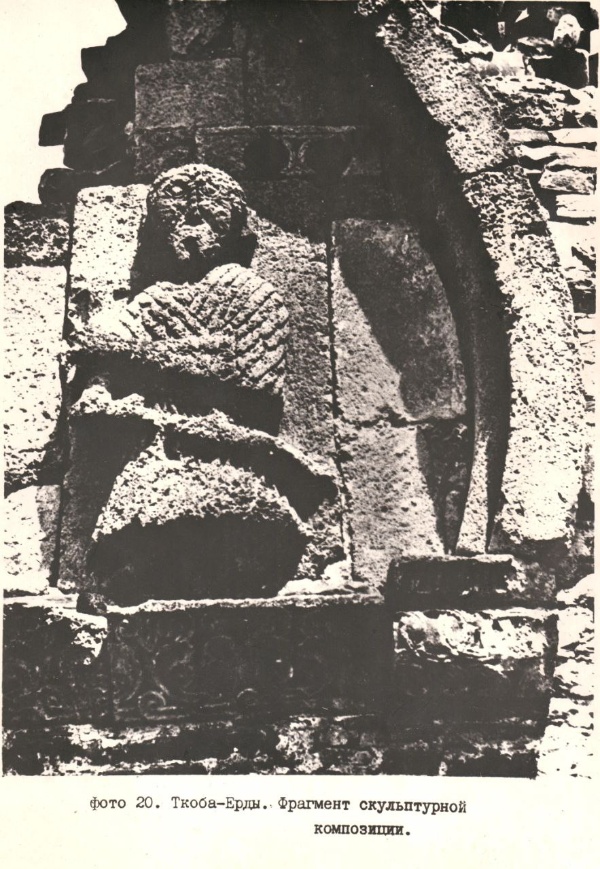 Интересные композиции храма "Тхаба-Ерды". 

Фотографии, сделанные до реставрации (1969-1971 гг) памятника. 