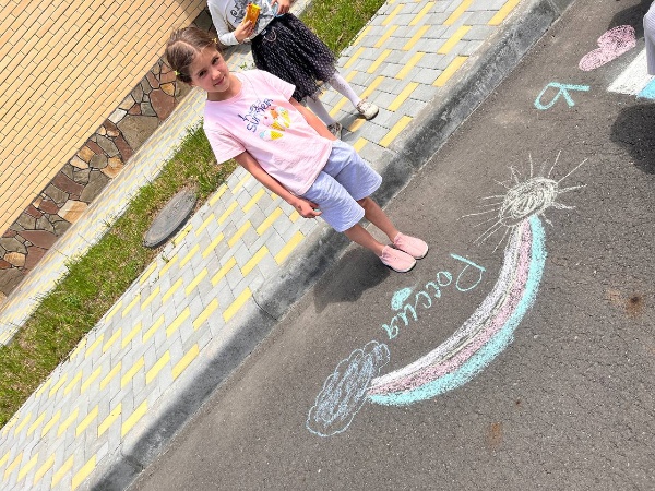 После концерта работники ДК провели для детей конкурс рисунков на асфальте «12 июня – День России». Перед жюри стояла непростая задача — выбрать из большого количества талантливых работ ту, которая бы полностью соответствовала заявленной теме и условиям конкурса, а также отличалась искренностью и оригинальностью. 

Первое место одержал рисунок сестер Салимы и Самиры Евкуровых, второе место разделили работы Евкуровой Хадижи и трио Ясмины Котиевой и сестер Сафии и Сальмы Батыровых, третьим местом отмечено творчество Евкурова Сайфуллы и Евкурова Магомеда. Победителям вручили памятные подарки, а худрук Точиева М. И. купила детям утешительное мороженое.