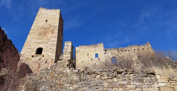 В Джейрахско-Ассинском государственном музее-заповеднике актуализировали данные по Архитектурному комплексу "Бархане" в горной части Республики Ингушетия в рамках начавшейся программы по учету и выявлению объектов культурного наследия. Красивейший комплекс сохранил в разной степени сохранности 47 объектов культурного наследия, из них - 2 боевые и 2 полубоевые башни, 1 святилище, 26 жилых башен, 14 хозяйственных построек и 2 склепа.

Высокий подъем и шквальный ветер не остановили работу специалистов.

Программа реализована совместно с "АСМ Групп", Комитетом по охране объектов культурного наследия и партнером проекта Благотворительным фондом "САФМАР".
