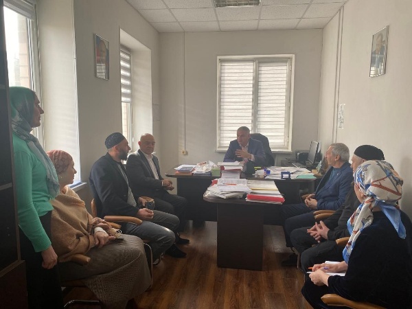 Рабочая неделя в Джейрахско-Ассинском музее-заповеднике началась с совещания, под руководством и.о. директора Сампиева А.А.

На повестке дня стояли вопросы участия в научно-практической конференции, посвященной 100-летию образования ингушской государственности, учет всех циклопических строений Джейрахского района, учет наскальных объектов пещерного типа, расположенных на Столовой горе и определение их локаций.

Сампиев А.А. подчеркнул, что ряд вопросов необходимо закрыть до конца года, учитывая сезонность некоторых проводимых работ, напомнил о необходимости ежедневного мониторинга башенных комплексов на предмет выявления нарушений.  

Завершая рабочую встречу с сотрудниками, руководитель выразил надежду, что сотрудники справятся с поставленными задачами, и что совместное участие в конференции положит начало взаимовыгодному сотрудничеству, направленному на сохранение и популяризацию объектов культурного наследия региона.