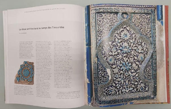 Выполнив несколько проектов реставрации объектов культурного наследия в Узбекистане, и часто посещая в процессе работы эту гостеприимную Республику, архитекторы "АСМ Групп" пополнили библиотеку компании несколькими интереснейшими и редкими изданиями.

Альбом "Splendeurs des Oasis d' Ouzbekistan" изданный в 2022 году Национальным фондом искусства и культуры Узбекистана совместно с Музеями Лувра, представляет уникальные археологические артефакты и процесс их реставрации.

Редчайший полноцветный альбом на 350 страницах издан Editions El Viso, совместно с Musee du Louvre.