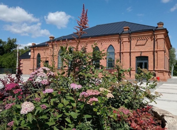 В городе Бузулук Оренбургской области в здании бывшей водозаборной станции 1904 года, открылся ресторан "Берега" - пример бережной работы с объектом культурного наследия. 

Кроме реставрации самого здания, воссоздана булыжная мостовая, а также оконные и дверные заполнения. В интерьеры ресторана добавлен местный контекст - одну из стен украшают копии артефактов Бузулукского общества водоснабжения. Новые пристройки к зданию выполнены без попытки придания "историчности" - честный лофт с фальцевой крышей и открытыми конструкциями.