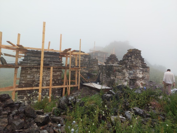 Уже более чем на 15 объектах культурного наследия башенного комплекса "Тумги" в горной Ингушетии кипит работа реставраторов по проекту "АСМ Групп". Полубоевые и жилые башни, а также склепы, одеты в строительные леса, полным ходом идет реставрация каменных стен, восстанавливаются деревянные перекрытия и сланцевые крыши.

Именно на "Тумги" недавно в ходе исследований был найден клад медных и серебряных монет времен эпохи Золотой орды, который сейчас храниться в Назрановском музее.

Партнеры проекта - Благотворительные фонды "САФМАР" и "Возрождение".