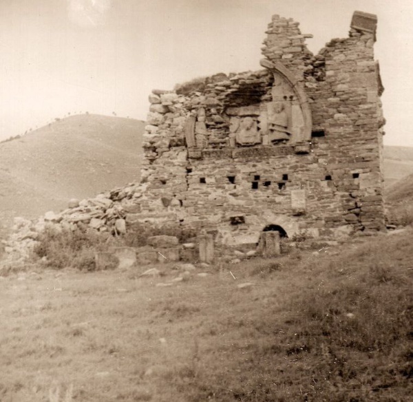 Уникальные фотографии середины ХХ века, позволяющие наглядно увидеть, каким был храм "Тхаба-Ерды" до реставрации 1969-1971 годов. Очевидное отсутствие крыши, участков стен и сводов, а также многочисленные утраты декоративного убранства фасадов.