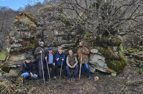 В рамках плановой работы сотрудники ГБУ «Аргунский музей-заповедник» организовали выездную экскурсию-экспедицию в Ачхой-Мартановский район Чечни.

Целью поездки стало изучение и ознакомление с объектами культурного наследия, находящимися на обширной территории села Чокабух.

Данная экспедиция – важный шаг в деятельности по сохранению и популяризации исторического наследия республики. Особое внимание специалисты уделили архитектурным деталям исторических построек и их значимости.

Следует подчеркнуть, что сохранение историко-культурного наследия – приоритетное направление работы ГБУ «Аргунский музей-заповедник». Подобные выездные мероприятия позволяют глубже изучить и сохранить уникальные памятники истории и культуры Чеченской Республики.