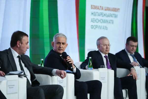 Россия и Абхазия запускают новый этап развития инфраструктуры для инвестиций.

В Сухуме в рамках Международного экономического форума «Абхазия — инвестиции в будущее» состоялся круглый стол «Роль государства в поддержке инвестиционной деятельности».

В обсуждении приняли участие представители органов власти Республики Абхазия и Российской Федерации, институтов развития, банковского и делового сообщества, а также потенциальные инвесторы. 

Российскую сторону представили заместитель министра экономического развития РФ Сергей Назаров и генеральный директор Кавказ.РФ Андрей Юмшанов.

Ключевой темой обсуждения стали механизмы, направленные на создание условий для роста инвестиционной активности и запуска новых проектов.

Сергей Назаров отметил, что за последние годы совместная работа России и Абхазии позволила сформировать базу для дальнейшего развития республики. Реализованы проекты в социальной сфере, модернизированы транспортная и инженерная инфраструктура.  

«Сегодня у Абхазии есть все предпосылки для устойчивого экономического роста — это и положительная динамика ключевых показателей, и высокий интерес со стороны инвесторов. При этом ключевая задача — не только в расширении мер поддержки, а в формировании понятных и равных условий для ведения бизнеса. Важно обеспечить прозрачные правила, при которых такие меры действительно будут работать и создавать стимулы для долгосрочных инвестиций. Это позволит сформировать устойчивую инвестиционную модель и раскрыть», потенциал экономики республики,
— подчеркнул Сергей Назаров.