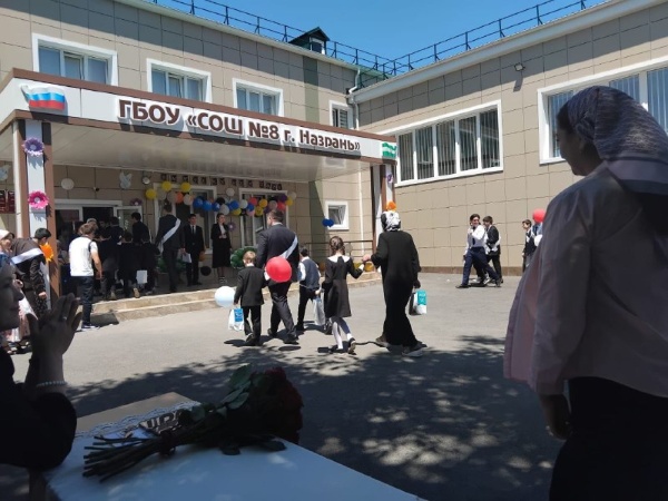 Руководитель Комитета Государственной охраны ОКН РИ Кодзоев Т. У. и и.о.директора Джейрахско-Ассинского музея-заповедника Сампиев А. А. посетили праздничное мероприятие по окончанию учебного года в ГБОУ "СОШ 8 г. Назрань".
 
Ахмедхан Алиханович поздравил выпускников с окончанием школы, пожелал им наметить себе цель и идти к ней самыми правильными путями, не забывать своих учителей и наставников, давших им старт в жизни.

А самое главное любить, уважать свой край, свою республику! "Пусть у Вас всё получится, пусть впереди Вас ждут только удачи и большие перспективы!"