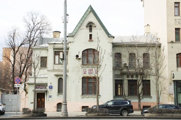 Особняк текстильного фабриканта Александра Демидова, построенный в 1912 году по проекту арх. Константина Демидова на Садовой-Кудринской улице в Москве, признан объектом культурного наследия.

У исторического здания достаточно сложные архитектурные формы - в его облике можно увидеть черты как неоготики, например фронтон с щипцовым завершением, так и модерна - мозаичные вставки, филенки и декоративные металлические элементы. До наших дней хорошо сохранился декор интерьеров в неоклассическом стиле с элементами эклектики - деревянные панели, кессонированные потолки из мореного дуба в Вестибюле и Столовой, барельефы, лепной и резной каменный декор, элементы из искусственного мрамора. Также сохранилась и встроенная мебель.