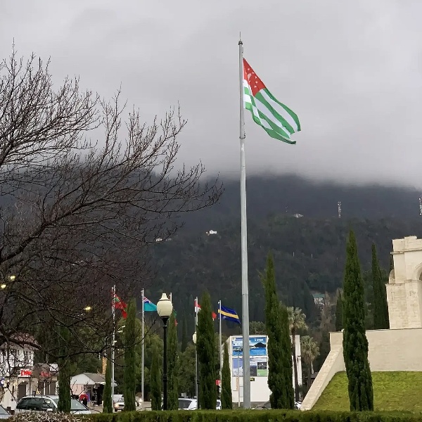 Кавказ.РФ примет участие в Абхазском экономическом форуме.

Новая площадка откроется в Сухуме 2-4 апреля по инициативе Минэкономразвития России. Команда Кавказ.РФ во главе с генеральным директором Андреем Юмшановым поделится опытом развития туристических территорий в режиме особых экономических зон (ОЭЗ).

Главная цель форума «Абхазия: инвестиции в будущее» — развитие экономического сотрудничества, демонстрация инвестиционного потенциала и укрепление внешнеэкономических связей между Россией и Республикой Абхазия. Площадки форума не ограничатся абхазской столицей – круглые столы пройдут также в Очамчырском и Гудаутском районах, чтобы гости форума получили более объемную картину потенциала республики. Дискуссии коснутся самых актуальных тем — роли государства в привлечении инвестиций, транспорта и логистики, сельского хозяйства, включая виноградарство и виноделие, а также креативных индустрий.

Решение о проведении форума было озвучено в начале марта в ходе визита министра экономического развития Российской Федерации Максима Решетникова в Абхазию. Тогда на встрече с президентом республики Бадрой Гунба глава Минэкономразвития России подчеркнул особый характер двусторонних отношений и готовность развивать партнерство. В свою очередь, президент Абхазии анонсировал предстоящий форум.

На полях форума планируется подписание соглашения о сотрудничестве между Кавказ.РФ и министерством туризма Республики Абхазия.