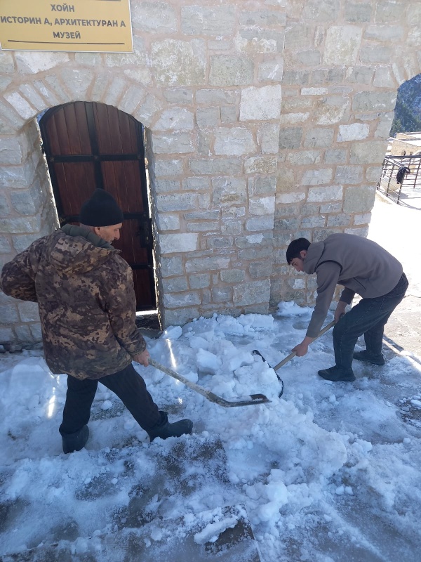 На территории Хойского историко-архитектурного комплекса состоялся субботник. Сотрудники музея подготовили музейный комплекс к принятию новых гостей.

В ходе субботника были проведены работы по благоустройству территории и уборке помещений.