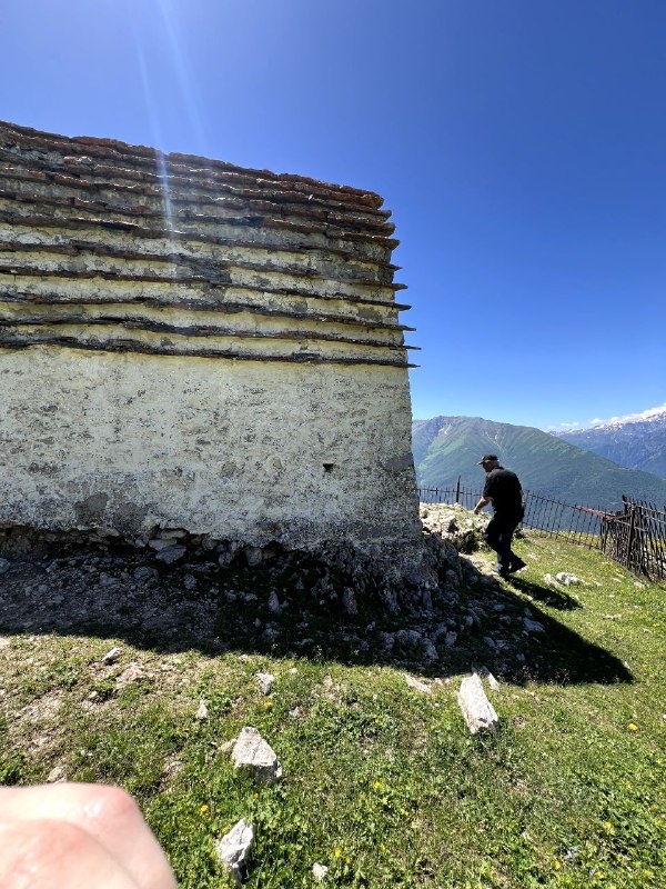 В рамках плана работы-мониторинга состояния  объектов культурного наследия, расположенных на территории Джейрахского района Республики Ингушетия, и.о. директором ГКУ «Джейрахско-Ассинский государственный историко-архитектурный и природный музей-заповедник» Ахмедханом Сампиевым был совершен обход храма-святилища «Мят-Сели».

Храм-святилище  «Мят-Сели» - постройка прямоугольного типа,  находится на площадке Столовой горы на высоте около 3000 метров. Постройка обычного типа. В плане прямоугольник; восточная и западная стены по 3,59 м, северная и южная по 6,98 м, высота до конька 4,92 м, высота продольных стен до первых плиток 1,77 м. Особенности святилища являются две двери, расположенные в западной восточной стенах; ширина дверей 0,70 м, высота 1,80 м. Над дверьми по одному узкому окну. Продольные стены слегка наклонены во внутрь. Крыша двухскатная, состоит из двенадцати ступеней. Данный памятник в прошлом почитался местным населением окрестных районов.

На горе Мят-Лоам, помимо описываемого, находились еще два храма-святилища, построенные, по свидетельствам многих историков, в XII-XV вв. Одно из святилищ — «Сусон-Дяла» («Покровитель благородных женщин») — было расположено на северной части, а другое «Мяттыр-Дяла» («Местный бог») находилось на восточной стороне горы, к сегодняшнему дню оба памятника разрушены. А Мятсели расположено на южной площадке горы.

В ходе проведенного визуального осмотра, несмотря на то, что памятник сохранился на всю высоту, состояние его можно оценить, скорее всего, как неудовлетворительное: кладка стен рассечена трещинами, скальное основание размыто и выветрено, прослеживается выдвижение камней кладки наружу. Требуются ремонтно-восстановительные работы.

По данному факту будут составлены акты осмотра объекта (с приложением фотоматериалов) и направлены в Комитет государственной охраны объектов культурного наследия Ингушетии.

Храм-святилище  «Мят-Сели» является объектом культурного наследия федерального значения, находится в ведении и границах территории Джейрахско-Ассинского государственного историко-архитектурного и природного музея-заповедника, подлежит государственной охране.
