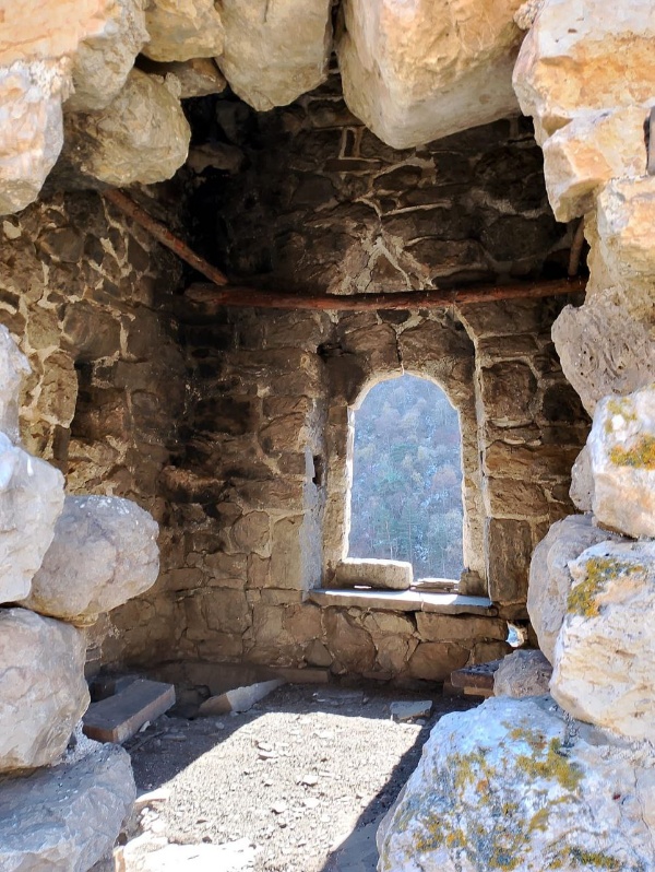 И.о. директора Джейрахско-Ассинского музея-заповедника Сампиев А.А. совершил инспекционную поездку к башенному комплексу «Хяни».

Башенный комплекс Хяни (Хаьни, Хани, Хени-инг.) – находится на горном склоне в центре Салгинского ущелья, у речки Чулхи. Строения относятся к XVI веку. Он включают в себя три боевые, три полубоевые и 11 жилых башен, соединенные между собой длинными каменными заградительными стенами. 

Боевые башни Хяни, шестиэтажные, достигающие высоту до 30 метров, со ступенчато-пирамидальным покрытием, являются яркими образцами периода развития и наивысшего расцвета строительного дела в Ингушетии и соседних регионах, они существенно выделяются на фоне аналогичных сооружений, прежде всего новизной форм, внешней красотой и изяществом конструктивных деталей.

Жилые башни, в плане прямоугольные или реже трапециевидные, располагали двумя или более этажами плоской крышей, с высоким парапетом.

Признанным и знаменитым мастером-строителем Средневековья был Хинг Ханиев из Хяни, также имелись прославленные ремесленники по изготовлению луков, стрел, арбалетов, пращей (например, Алпи Ханиев).

В 2011-2012 годах комплекс Хяни в пределах возможного был отреставрирован, к нему проложена гравийная дорога, и сейчас он является одним из достопримечательностей горной Ингушетии.