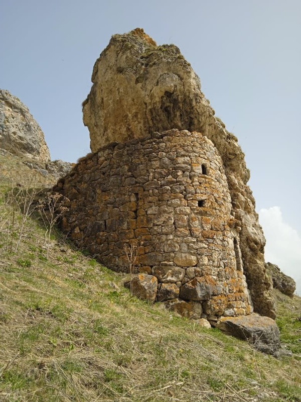 Уникальный памятник в горах Ингушетии, сохранившийся в первозданном виде – Дзауркъонги-Джел. Находится в 2 км севернее села Верхний Гули. Башня имеет три яруса. Поразительно, что крышей башни служит огромный валун, к которой она пристроена.

По преданию, которое дошло до наших дней, ее построил искусный мастер-зодчий из представителей тейпа Дзауровых. Первый и второй этажи он соорудил для овец, а третий этаж для пастуха, который присматривал за ними. На второй этаж овец загоняли с помощью трампа. Вокруг этой башни были пастбища, днем он там пас овец, а в вечернее время, чтобы не отгонять ее домой, он загонял в эту овчарню.        

Постройка имеет два входных проема на первый и второй ярус, а на третьем этаже имеются небольшие прямоугольные лазы-отверстия, которые, возможно, служили для вентиляции, или для наблюдения.

Деревянные перекрытия, с помощью которых обеспечивалось разделение ярусов, к нашим дням не сохранились.  

Памятник сохранил хорошее состояние, благодаря тому, что он пристроен к скале, которая обеспечивает ему защитную функцию. Находится в границах Джейрахско-Ассинского государственного историко-архитектурного и природного музея-заповедника. Подлежит государственной охране.
