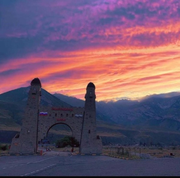 В рамках реализации государственной  программы   «Формирование современной городской среды на территории Республики Ингушетия на 2018–2030 годы»,  по ул. Льянова, рядом с пограничным постом «Фуртоуг»  планируется благоустройство общественной территории. 

Проект включает следующие элементы благоустройства:

- Укладку качественной тротуарной плитки, обеспечивающей удобство передвижения пешеходов и долговечность покрытия;

- Установку уютных беседок, создающих комфортные зоны отдыха для жителей и гостей района;

- Посадку зеленых насаждений — деревьев и кустарников, улучшающих экологию и придающих местности живописность;

- Обустройство современного освещения, способствующего безопасности и привлекательности улиц в вечернее и ночное время суток;

-строительство фонтана.