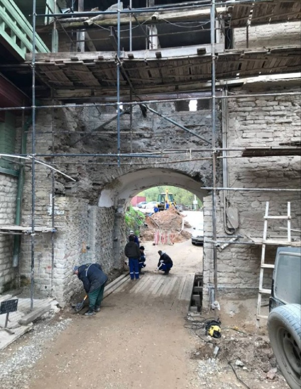 Продолжаются реставрационные работы по проекту "АСМ Групп"  на объекте культурного наследия федерального значения "Башня Нижних решеток" на территории Псково-Печерского монастыря в Печорах.
